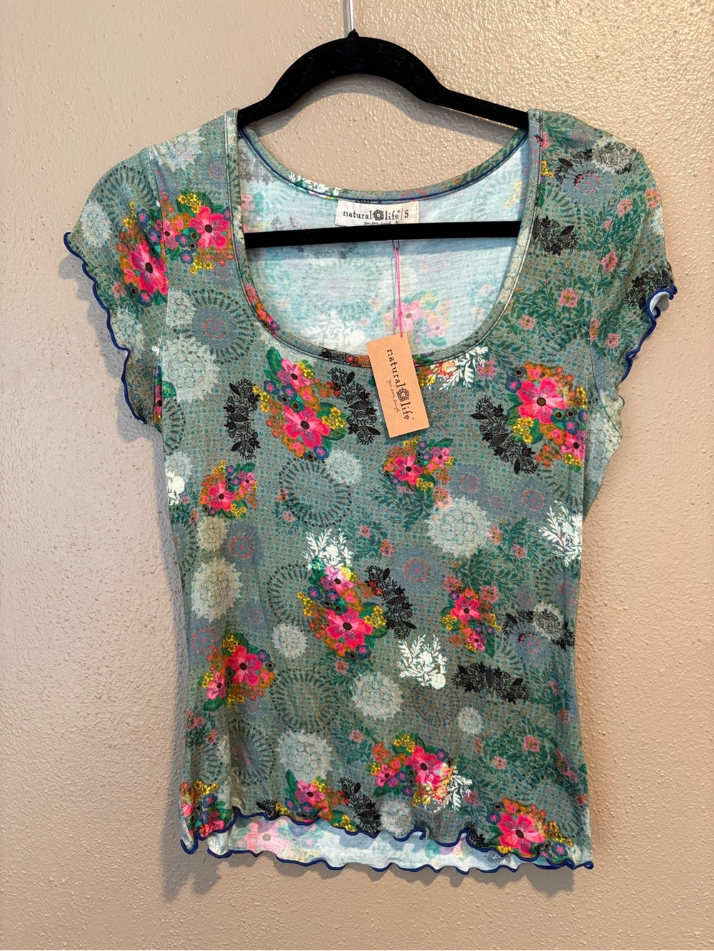 NATURAL Life Short Sleeve Scoop Floral Tee
